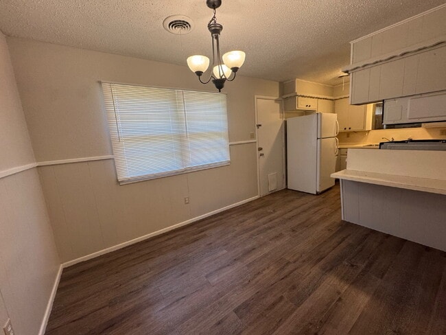 Building Photo - Newly updated, spacious 2 bedroom - Half o...