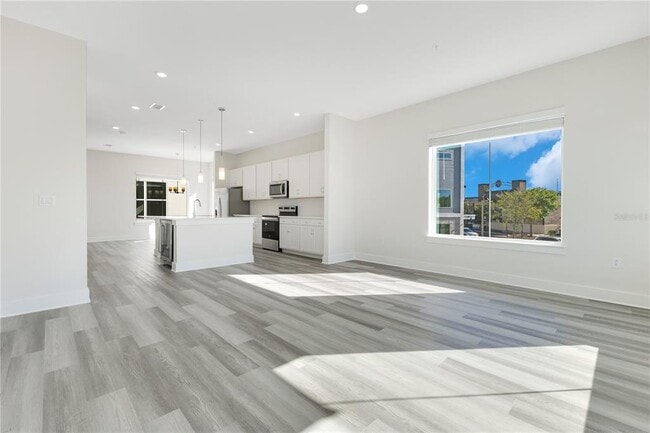 Building Photo - 320 Center Lake Ln