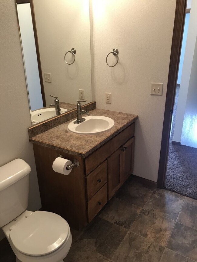 Building Photo - 2 Bed/1.5 Bath Townhome For Rent!