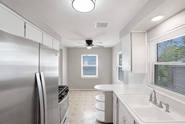 Building Photo - 3267 Walmar Dr