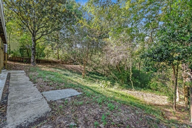 Building Photo - Private Walkout Basement Unit Overlooking ...