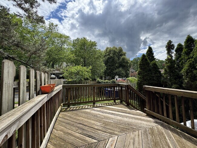 Building Photo - Delightful End-Unit Townhome in Courts of ...