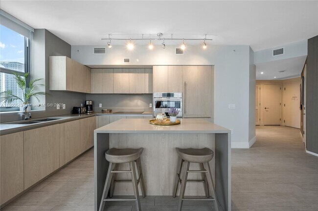 Building Photo - 4010 S Ocean Dr