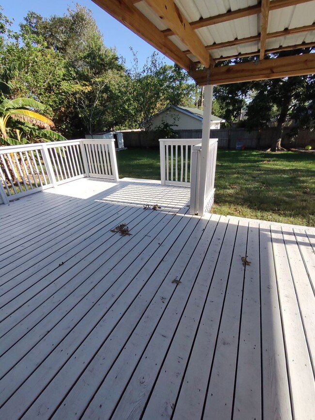 Building Photo - Remodeled 4-2 beaches home, plenty of fenc...