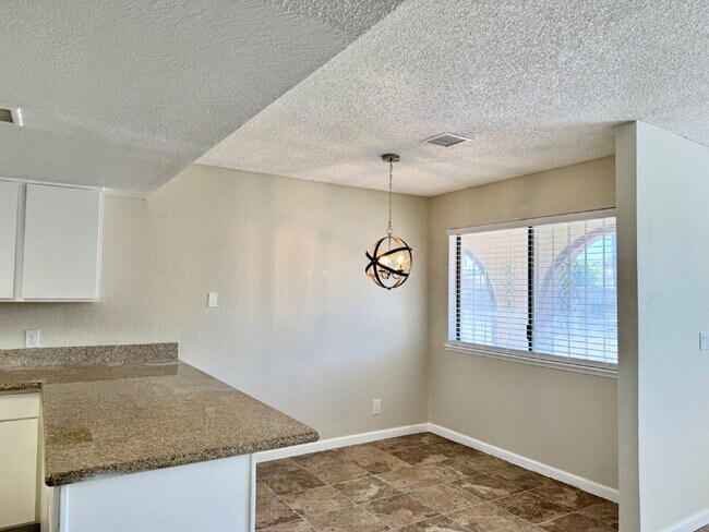 Building Photo - 2BR condo convenient location