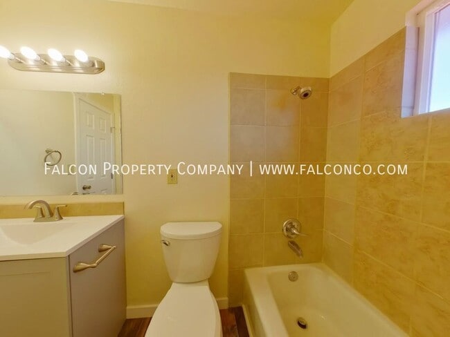 Building Photo - 475 Loomis Ave