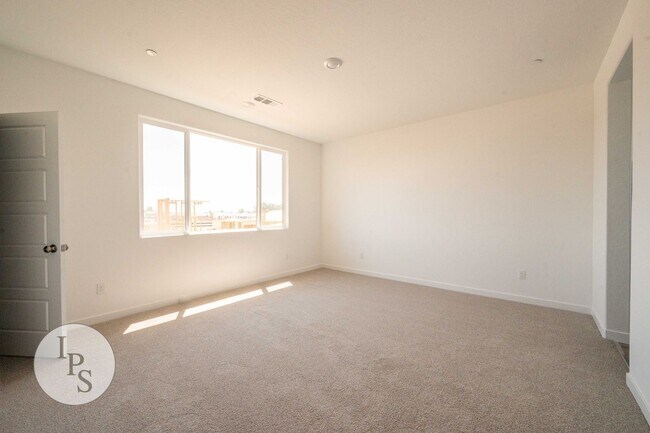 Building Photo - 2808 N Vahe Ave