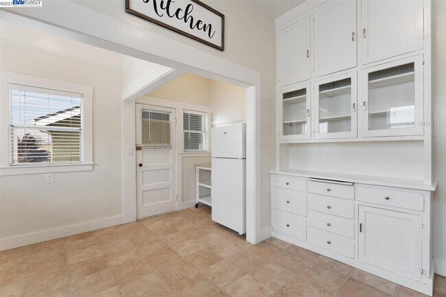 Building Photo - 5484 Vicente Way