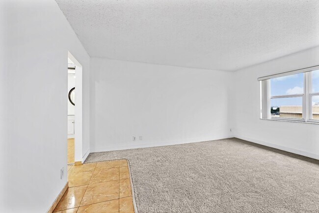 Building Photo - 401 Golden Isles Dr