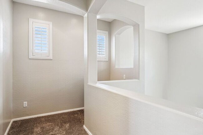 Building Photo - Beautiful 5 Bedroom 3 Bath home