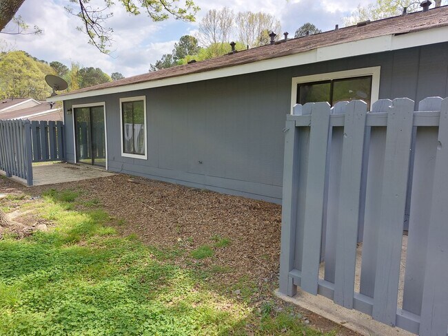 Building Photo - 106 Clear View