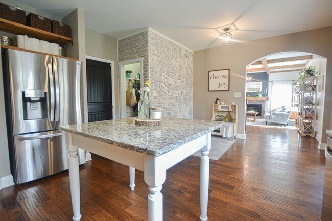 Building Photo - Pet Friendly Four Bedroom!