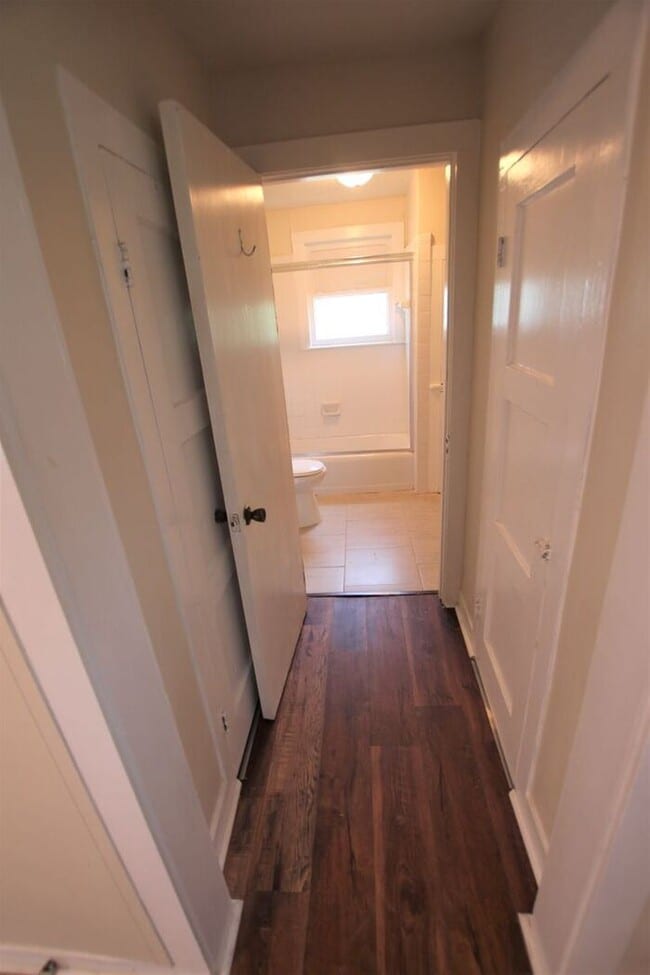 Building Photo - Cozy 2 Bedroom, 1 Bath Garage Apartment in...