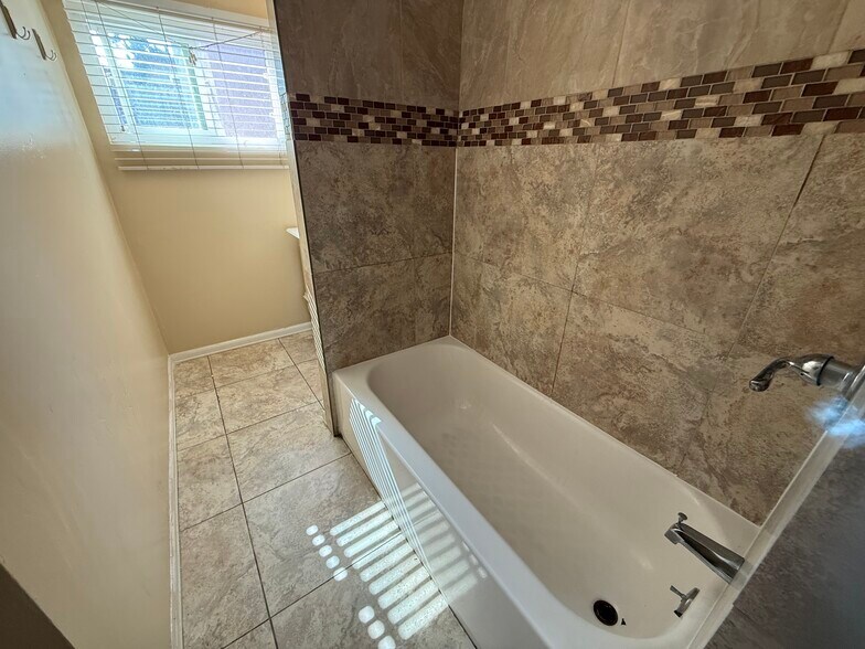 Building Photo - 5430 Mary Lane Dr
