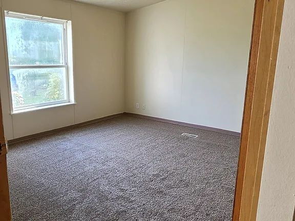 Building Photo - "Charming 4-Bedroom Retreat with Cozy Fireplace in Woodburn – 1900 Sq Ft of Comfort!"