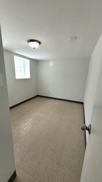 Building Photo - 4038 W Dickens Ave