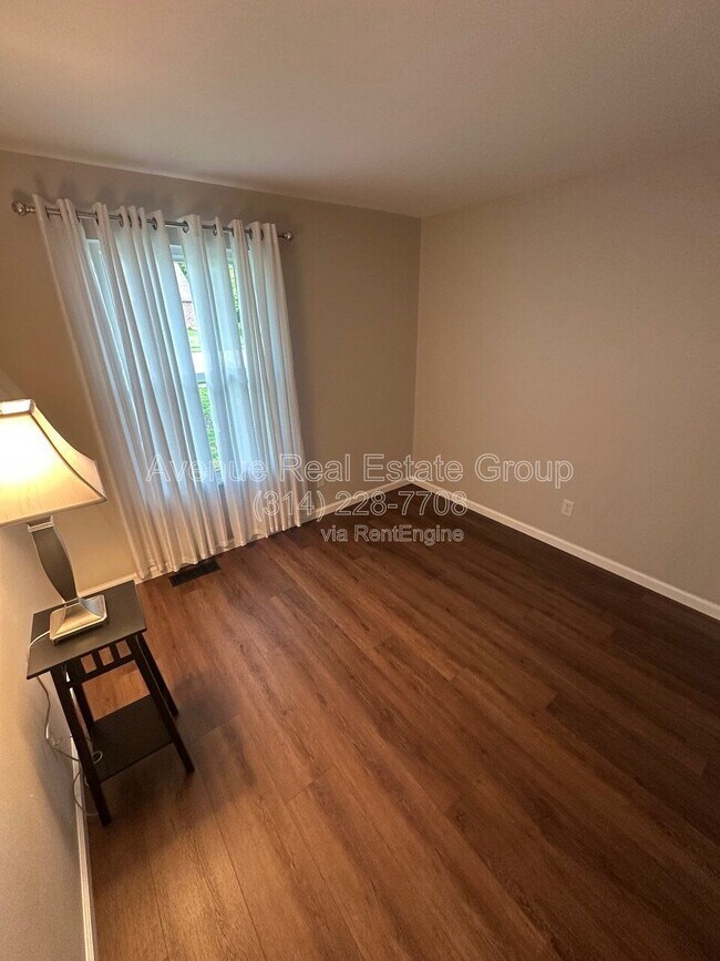 Building Photo - 425 Westglen Village Dr