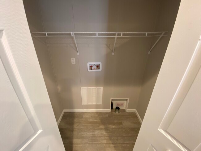 Building Photo - 435 Cary Ln