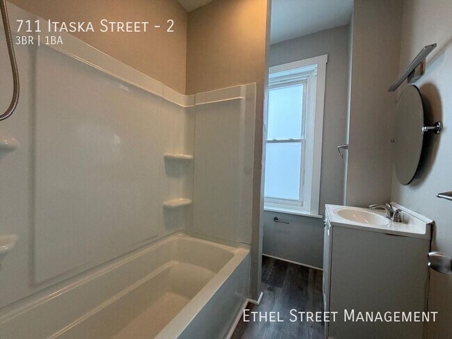 Building Photo - 711 Itaska St