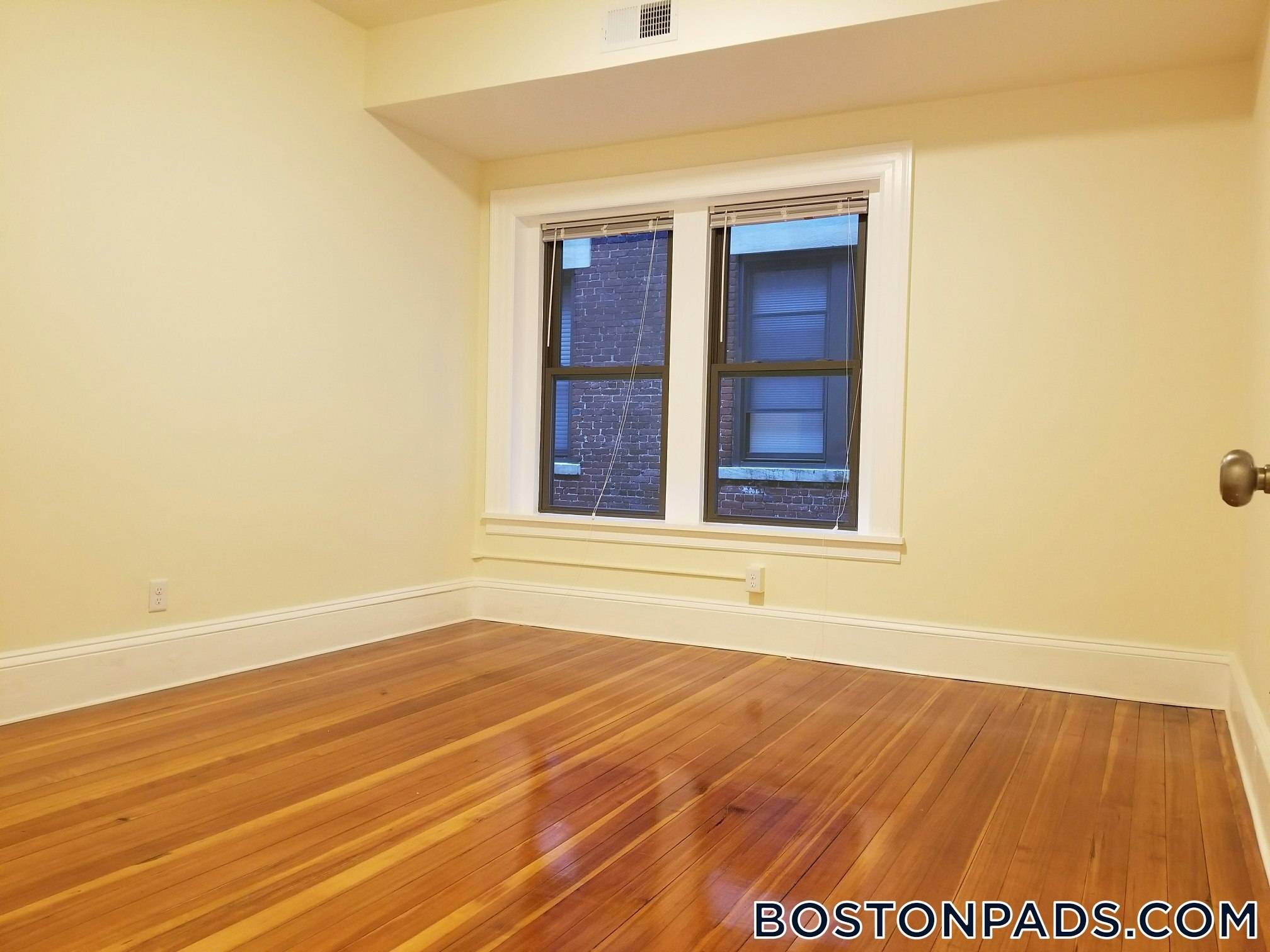 Building Photo - 1463 Beacon St