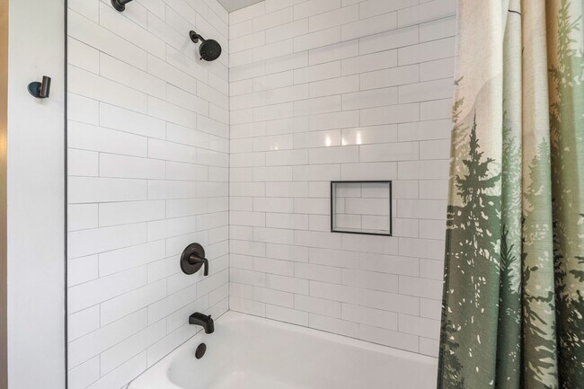 Building Photo - Meticulously maintained 3-bedroom, 2-bath ...