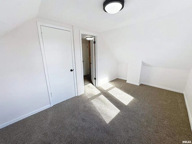 Building Photo - 3 Bedroom Rental in Moline