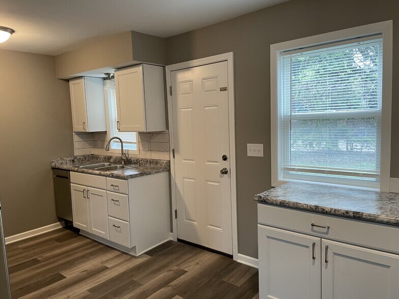 Building Photo - 723 Tyler St NE