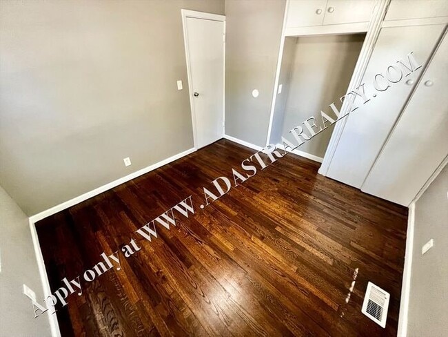 Building Photo - Cozy 2 Bed 1 Bath Duplex in Independence-Available in MARCH!!