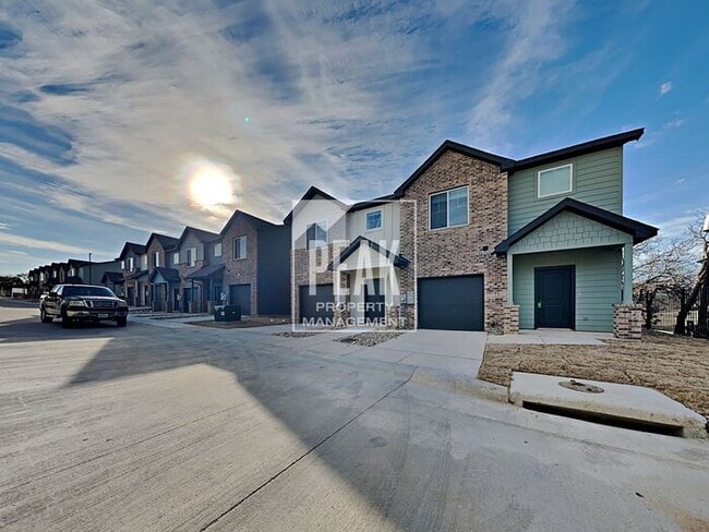 Building Photo - $1799 Beautiful 3 bed 3 bath townhome!