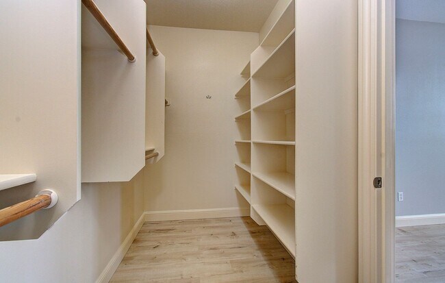 Building Photo - Beautiful 2 Story Town Home - Riverview Terrace Washougal!