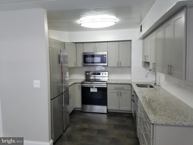 Building Photo - 2300-UNIT-2300-U105 Riddle Ave