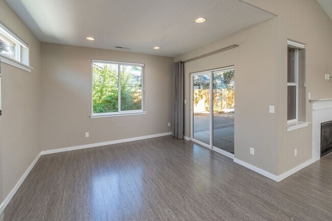 Building Photo - Spacious single level Orchard floorplan with 4th bedroom/den option home featuring SOLAR - Great ...