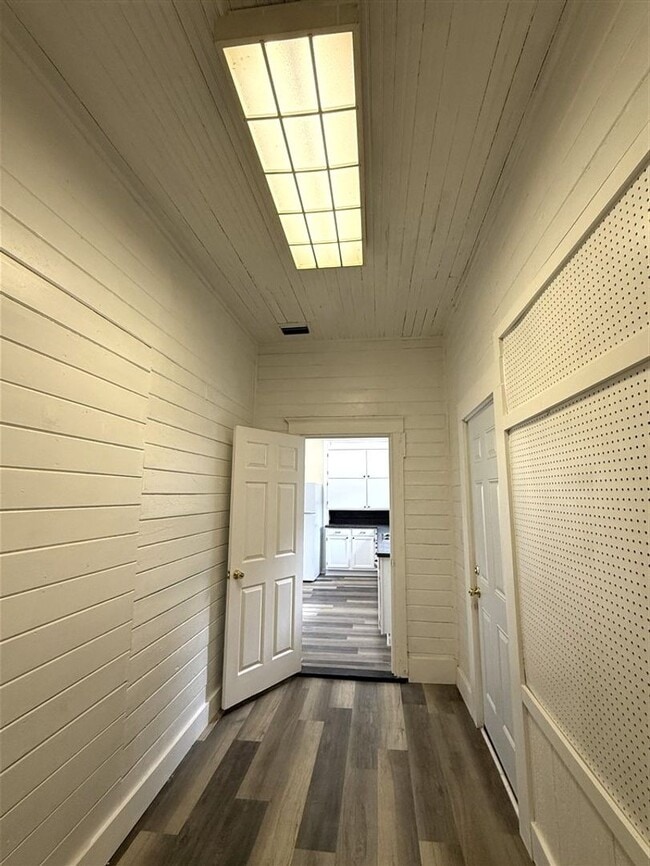 Building Photo - Beautifully Renovated 2 bedroom, 1 bath Bungalow | Historic Highland area | $900/Month Rent
