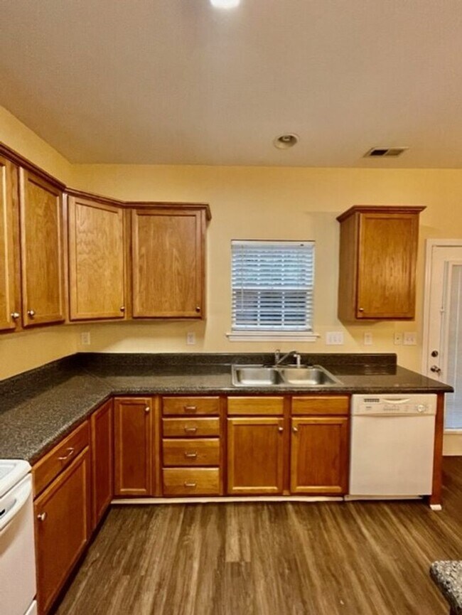 Building Photo - Come take a look at this end unit 3 bedroom, 2.5 bath townhouse located in very desirable FORT MI...