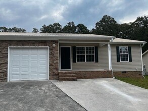 Building Photo - 2 Bedroom 2 Bath Duplex with Garage