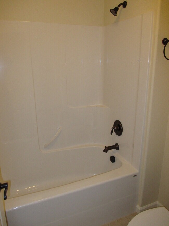 Building Photo - Beautiful Three Bedroom in South Salem