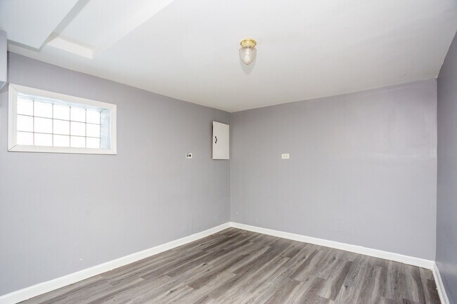 Building Photo - 9111 S Kingston Ave