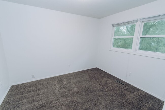 Building Photo - 2 Bedroom / 1 Bathroom Duplex for Rent in ...