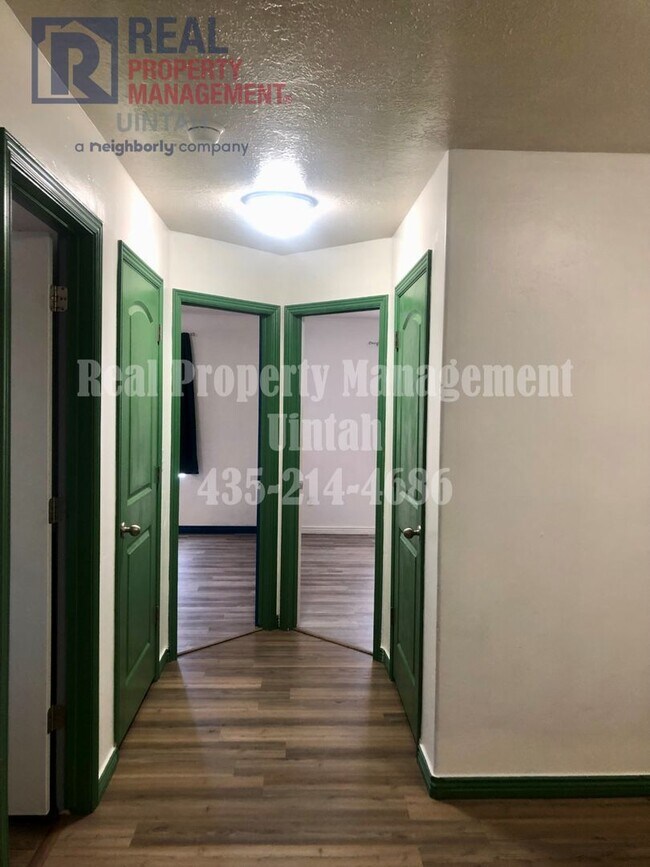 Building Photo - 3 Bed 2.5 Bath Townhome in Split Mountain.
