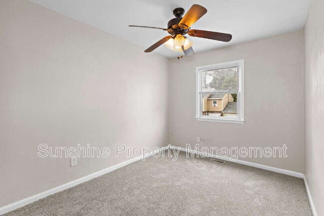 Building Photo - 2905 Radcliffe Ln N