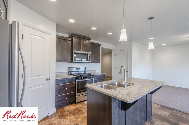 Building Photo - End Unit Fossil Hills Townhome with 3 Beds and 2.5 Baths