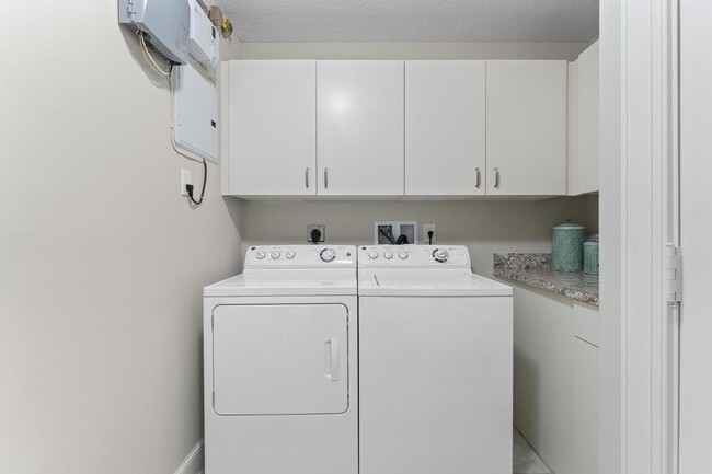 Building Photo - 315 Bay Colony Dr N