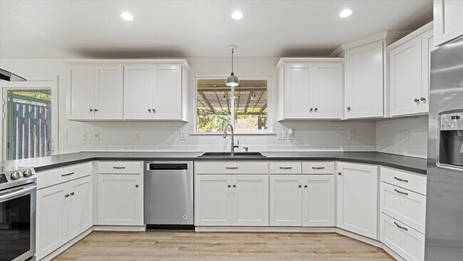 Building Photo - Stunning 4-Bedroom Modern Home in West Richland