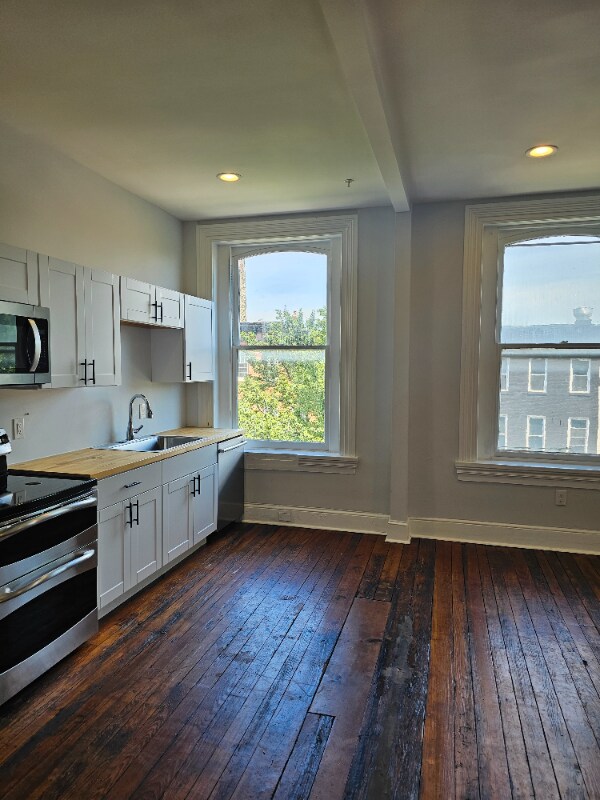 Building Photo - 2116 N Charles St