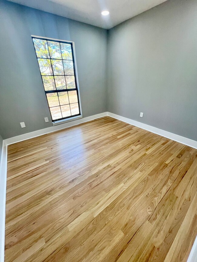 Building Photo - Remodeled 3 Bedroom 2 Bath House with Gara...