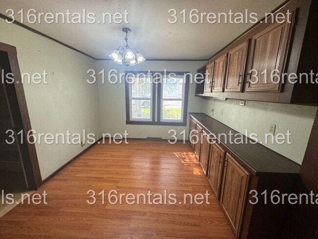 Building Photo - $999 - 4 bed 2 bath - Single Family Home