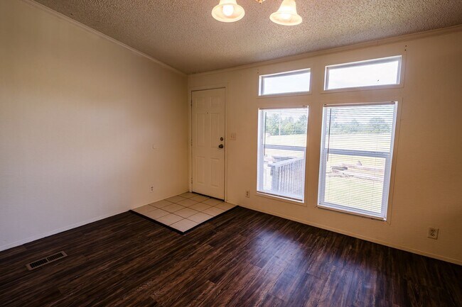 Building Photo - 3bed/2bath Mobile Home Available in Noble ...