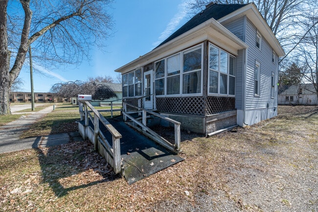 Building Photo - 1827 Gilbert St