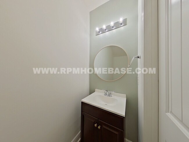 Building Photo - Modern 3-Bedroom Townhome with Stylish Upd...
