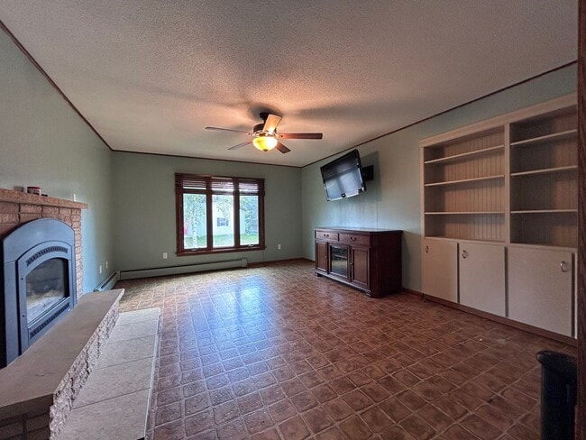 Building Photo - Spacious 4-Bedroom Home